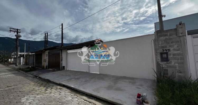 Excelente Casa Térrea com 170m² de área útil – 03 dormitórios sendo 02 suíte – Próximo a Praia