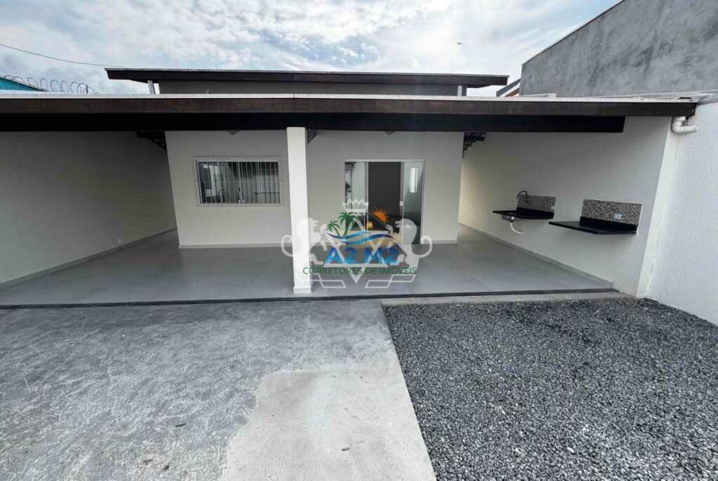 Excelente Casa Térrea com 170m² de área útil – 03 dormitórios sendo 02 suíte – Próximo a Praia