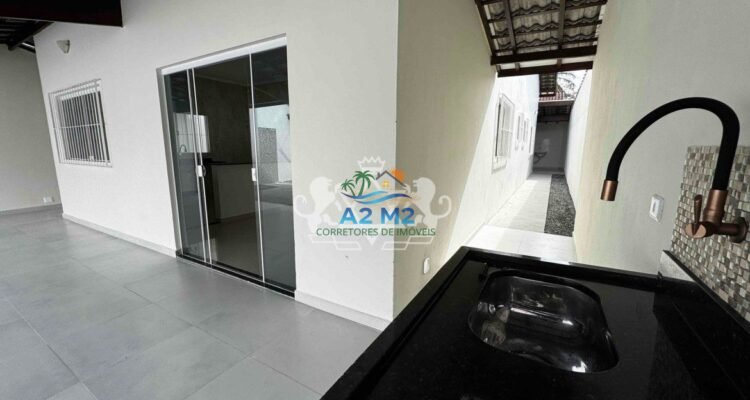 Excelente Casa Térrea com 170m² de área útil – 03 dormitórios sendo 02 suíte – Próximo a Praia