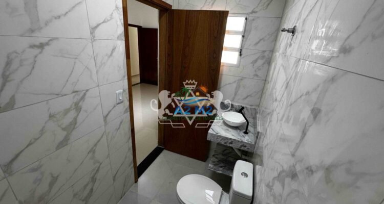 Excelente Casa Térrea com 170m² de área útil – 03 dormitórios sendo 02 suíte – Próximo a Praia