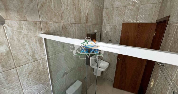 Excelente Casa Térrea com 170m² de área útil – 03 dormitórios sendo 02 suíte – Próximo a Praia