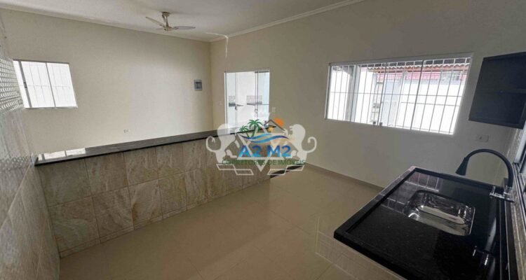 Excelente Casa Térrea com 170m² de área útil – 03 dormitórios sendo 02 suíte – Próximo a Praia