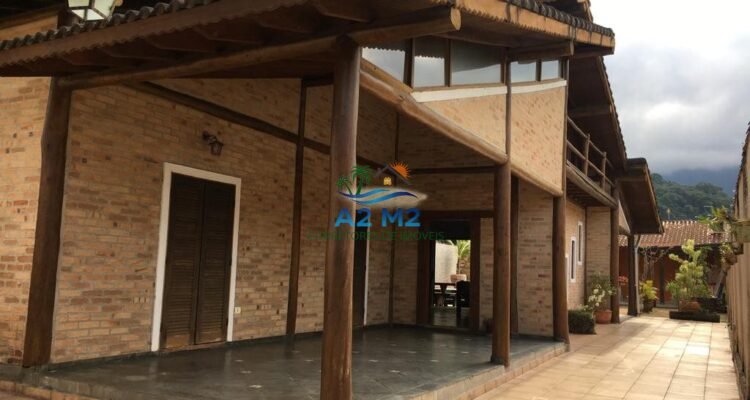 Sobrado com 3 suítes à Venda a 400 metros da praia de Massaguaçu