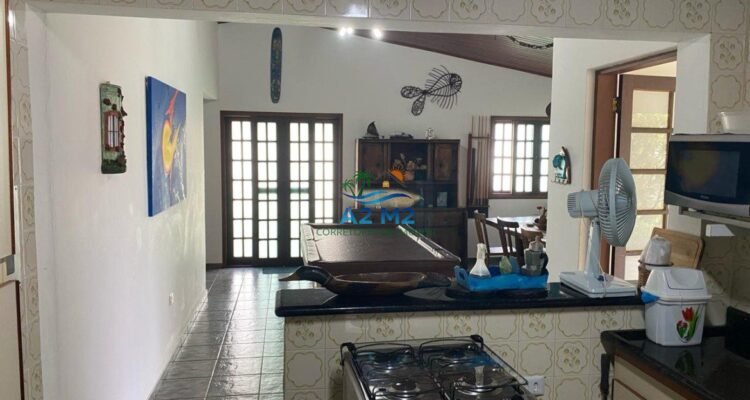 Casa espaçosa com 3 quartos, 2 salas, 2 banheiros, 6 vagas – Caraguatatuba