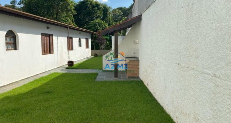 Casa espaçosa com 3 quartos, 2 salas, 2 banheiros, 6 vagas – Caraguatatuba