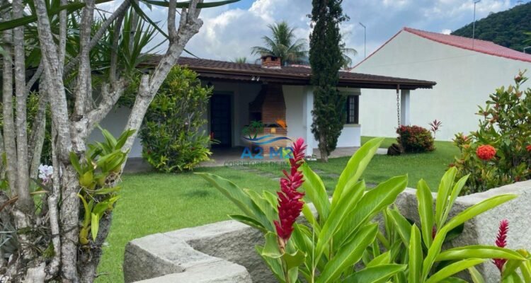 Casa espaçosa com 3 quartos, 2 salas, 2 banheiros, 6 vagas – Caraguatatuba