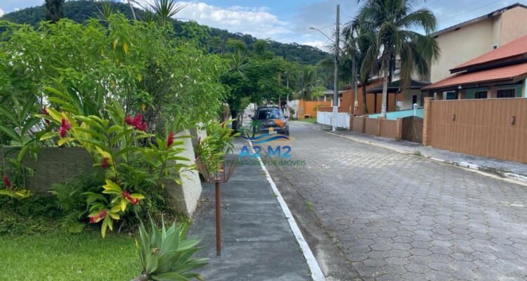 Casa espaçosa com 3 quartos, 2 salas, 2 banheiros, 6 vagas – Caraguatatuba