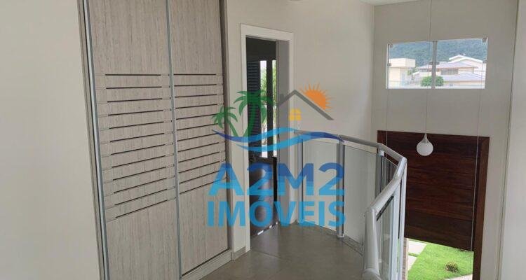 Casa de condomínio com 4 dormitorios sendo 2 suítes com 4 banheiros